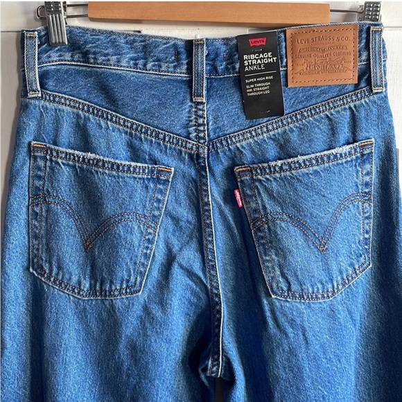 Levi’s Ribcage Straight Jeans - Picture 6 of 12